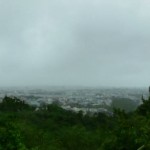 午後3時頃。台風15号に襲われる宜野湾市方面を望む。