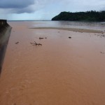 海へ注ぐ赤土。いたるところでこの光景が見られる。これを見れば普段魚が釣れない理由が分る。