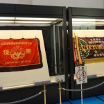 深紅と紫紺の優勝旗 in 県立博物館