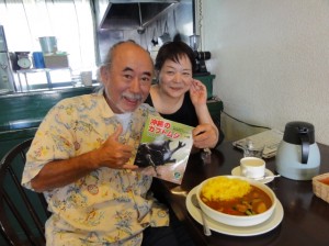 垂見健吾氏とハリーズオーナーの米須さん。見よボリュームたっぷりのカレーを！かなり美味いです！
