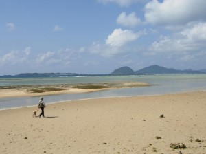伊是名島から望む伊平屋島 気持ちいいね~