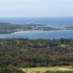 東シナ海が望める絶景ポイント。湾の向こうに万座ビーチリゾートホテルが見える。