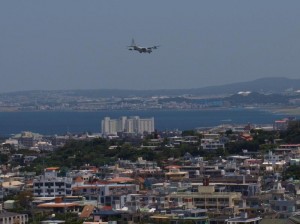 米軍用機 住宅街上空でタッチ・アンド・ゴーの訓練。危険でウルサイ。